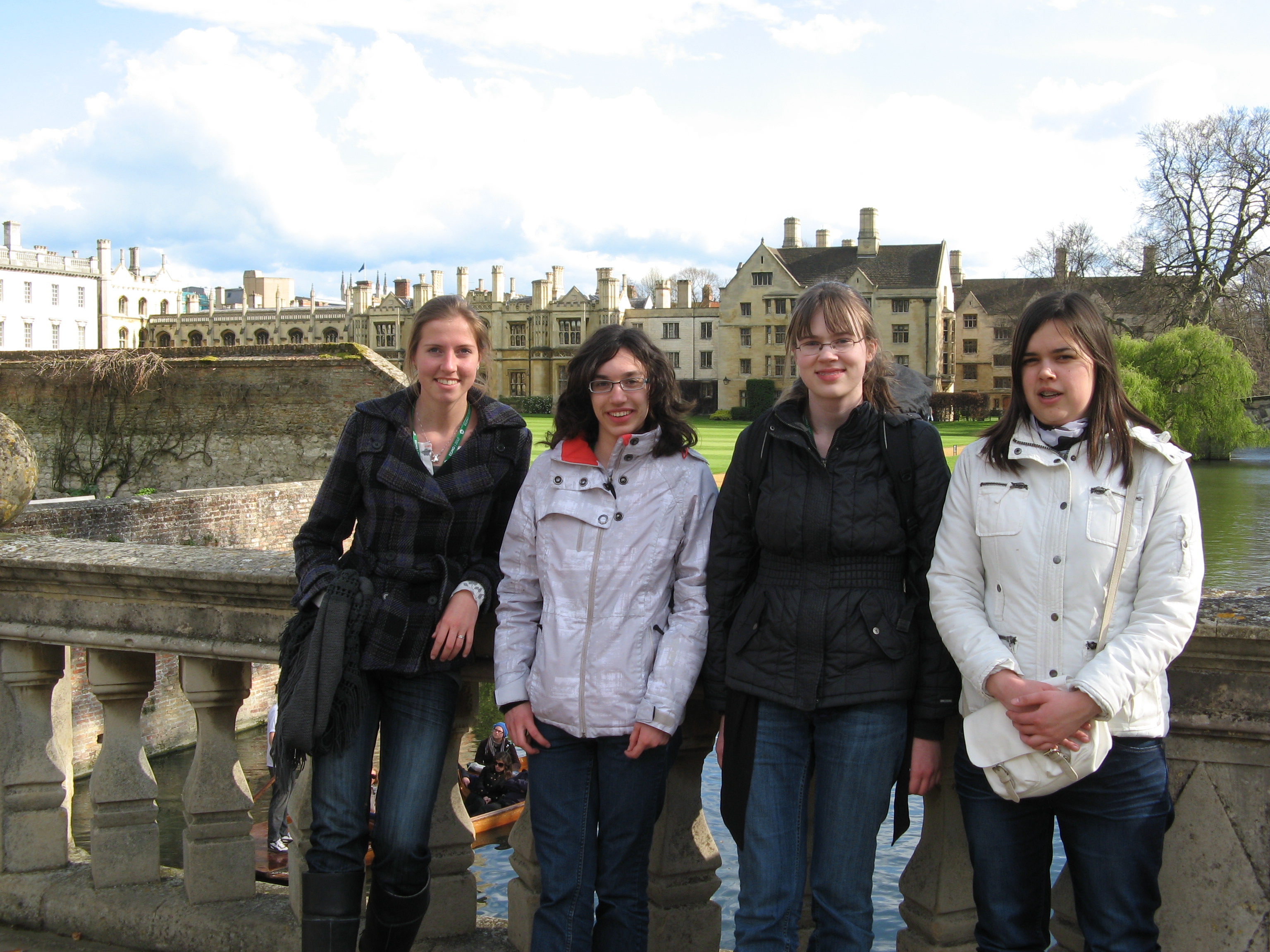 V.l.n.r. Loes Bazuin, Marieke van der Wegen, Michelle Sweering en Carina Both bij de Wiskunde Olympiade speciaal voor meisjes in Cambridge, Verenigd Koninkrijk.
